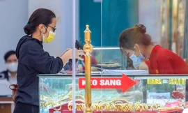 Cửa hàng vàng tạo lối vách ngăn giãn cách chuẩn bị đón Thần Tài 
