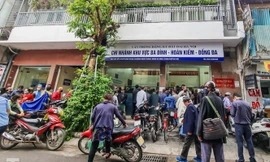 Hình ảnh người dân Thủ đô 'đua nước rút' xóa nợ tiền sử dụng đất