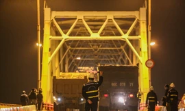 Cận cảnh xuyên đêm 'khám bệnh' cầu Chương Dương