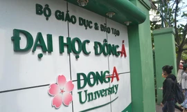 Trao học bổng cho nữ sinh viên là con gái người phụ nữ dũng cảm đã cứu sống học sinh 