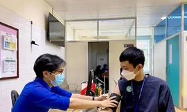 Hơn 200 sinh viên trường ĐH Y Dược TP. HCM tham gia chống dịch được tiêm vắc xin