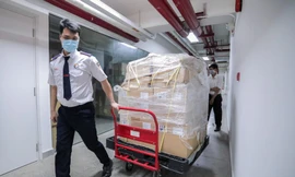 Bệnh viện điều trị COVID-19 cần máy thở, trường ĐH Văn Lang tặng 110 máy 