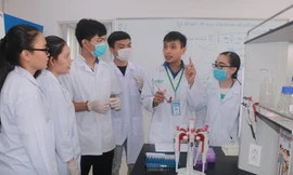 Sinh viên ngành Công nghệ sinh học trường HUFI thực tập trong phòng thí nghiệm.