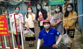 Trường ĐH Bách khoa (ĐHQG TP. HCM) tặng sách cho tân sinh viên, gửi đến tận nhà