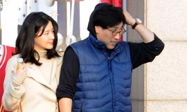 Vợ chồng Lee Young Ae tay trong tay