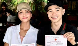 H'Hen Niê khoe ảnh đăng ký kết hôn, "tặng" chồng sắp cưới món quà bất ngờ