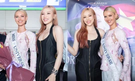 Miss Universe 2024 mặc áo bà ba đến Việt Nam, đọ sắc cùng Hoa hậu Kỳ Duyên