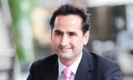 Chàng Tây hát về sự tận tâm với giáo dục Việt Nam