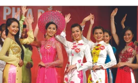 Các thí sinh trong đêm tổng duyệt 8-8, chuẩn bị cho chung khảo khu vực phía Bắc hôm nay, 9-8. Ảnh: Hồng Vĩnh