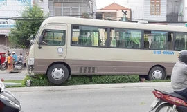 Khách đi viếng Bà Chúa Xứ Núi Sam hú vía khi xe khách tông gãy cột điện