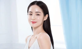 Hong Soo Joo (sinh năm 1994) là hot girl, mẫu ảnh nổi tiếng tại Hàn Quốc. Trên mạng xã hội, cô sở hữu gần 500.000 lượt follow, được dân mạng khen ngợi vì có gương mặt xinh đẹp, làn da trắng mịn. 