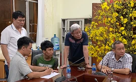 Đại tá Lê Ngọc Phương (áo thun xanh đen) và thượng tá Huấn (áo thun trắng) lấy lời khai Tuấn Anh. Ảnh: Quốc Thắng. 