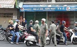 Nhân viên công ty đòi nợ gây náo loạn ở đường Nguyễn Thiện Thuật, quận 3. Ảnh cắt từ clip.