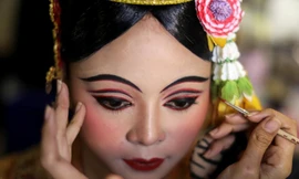 Các vũ công chuẩn bị trong hậu trường trước buổi biểu diễn của nhà hát Khon. Vũ kịch mặt nạ Khon của Campuchia vừa được UNESCO, cơ quan văn hóa của Liên Hợp Quốc, liệt kê là một di sản văn hóa phi vật thể cùng phiên bản vũ kịch Lakhon Khol của nước láng g