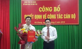 Ông Nguyễn Thế Bình, Phó Giám đốc phụ trách Sở GD-ĐT trao quyết định bổ nhiệm ông Trần Nhật Khánh. (Ảnh: Sở GD&ĐT Hà Giang). 