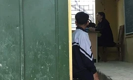 Hình ảnh nam sinh bị cô giáo bắt phạt quỳ ngay giữa giờ học gây xôn xao trên cộng đồng mạng xã hội những ngày gần đây.