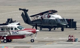 Trực thăng Marine One sau khi được đưa khỏi "ngựa thồ" C-17. Ảnh: Thuận Khánh.