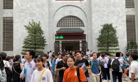 Thí sinh ra khỏi phòng thi môn Lý, Hóa chiều nay tại trường Khoa học tự nhiên. Ảnh: Đỗ Hợp