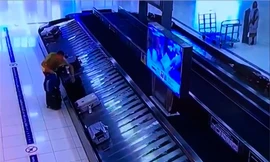 Patrick Coulier lấy chiếc vali của du khách Trung Quốc. Ảnh cắt từ video