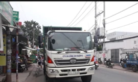 Xe chở rác gây tai nạn.