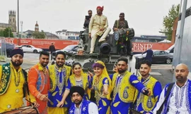 Chú rể cưỡi xe tăng đi đón dâu