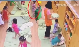  Hình ảnh B.A chơi trong lớp học ở Trường mầm non Ecokids Goldmark City trước khi bị cô giáo đánh bầm dập.