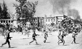 Các lực lượng vũ trang cách mạng Campuchia cùng Quân tình nguyện Việt Nam tiến vào giải phóng Phnom Penh trưa 7/1/1979. Ảnh: TTXVN.