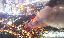 Đám cháy tại nhà kho của Công ty Rạng Đông ở Hà Nội hôm 28/8. Ảnh: Ngọc Thành.