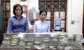 Hai trong số 4 nghi phạm cùng tang vật 80 bánh heroin. Ảnh: H.H.