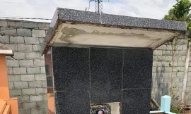 Một trong những ngôi mộ bị dán ảnh lạ (ảnh: NĐN)