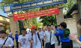 Thí sinh cười tươi ra khỏi phòng thi môn Ngoại ngữ. Ảnh: Đỗ Hợp