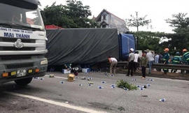 Bản tin 8H: Đứng xem tai nạn, 5 người bị xe tải lật đè tử vong trên quốc lộ 5