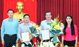 Bí thư Tỉnh ủy Vĩnh Phúc Hoàng Thị Thúy Lan và Chủ tịch HĐND tỉnh Vĩnh Phúc Trần Văn Vinh chúc mừng các đồng chí Nguyễn Tuấn Khanh, Vũ Việt Văn. 