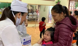 Trẻ 'sợ hãi' khi lấy máu xét nghiệm tại chỗ. Ảnh: Nguyễn Hà 