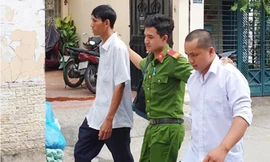 Cảnh sát đưa nhóm bảo vệ chiếm nhà bà Thảo về trụ sở làm việc. Ảnh: Quốc Thắng.