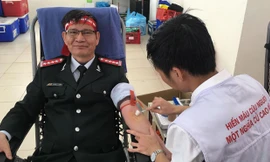 Bác Nguyễn Văn Nhiên tham gia buổi hiến máu sáng nay tại ĐH Bách Khoa Hà Nội