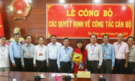 Ông Đồng Văn Thanh – Phó Chủ tịch thường trực UBND tỉnh Hậu Giang (thứ 6 từ phải) chủ trì công bố các quyết định về công tác cán bộ. Ảnh: haugiang.gov.vn