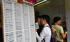 Trong dải số mà đại lý nhập về, chỉ có một vài số có giá trị cao, còn lại được liệt vào nhóm "SIM rác". Ảnh: Ngô Minh.