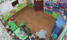 Cô giáo đánh trẻ tím mặt trong lớp học ở Hà Nội. Ảnh cắt từ clip