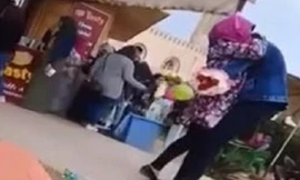 Nữ sinh được cầu hôn nơi công cộng.