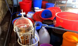 Các thùng nhựa, bình thủy tinh chứa hóa chất trong nhà xưởng ở Kon Tum. Ảnh: Trần Hóa.