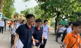 Thí sinh rạng rỡ khi ra khỏi phòng thi môn Toán chiều 2/6. Ảnh: Đỗ Hợp