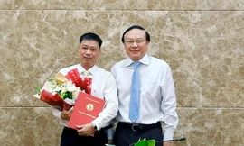 Thứ trưởng Lê Công Thành trao quyết định và chúc mừng ông Hoàng Đức Cường.