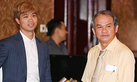 Công Phượng và bầu Đức trong lễ ký hợp đồng hôm nay. Ảnh: Vnexpress