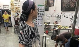 Nhóm thanh niên lạ mặt ném mắm tôm, sơn đỏ vào quán phở.