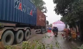 Video: Rạp cưới dựng giữa quốc lộ, xe ben, xe tải vun vút lao qua