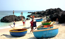 Bãi tắm ở Lý Sơn có dịch vụ chèo thuyền thúng ngắm san hô. Ảnh: Phạm Linh.