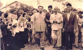 Bức ảnh Bác Hồ đưa nhà lãnh đạo Triều Tiên Kim Nhật Thành về thăm HTX Việt-Triều hữu nghị mà người dân nâng niu, gìn giữ