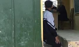 Hình ảnh cô giáo bắt nam sinh lớp 9 quỳ trong lớp học tại trường THCS Tô Hiệu, huyện Thường Tín, Hà Nội đang gây xôn xao (Ảnh: Hải Văn).