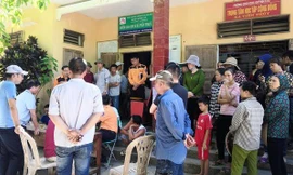 Người dân trong xã Tiến Thủy, huyện Quỳnh Lưu đang ngóng trông tin tức về người thân. 